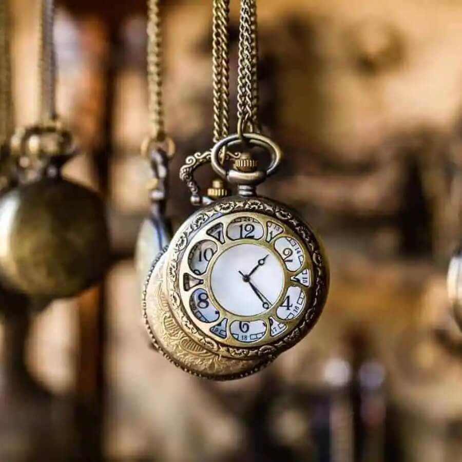 Bộ sưu tập các mẫu đồng hồ quả quýt cổ điển qua từng thời kỳ, từ thiết kế đơn giản ban đầu đến những kiệt tác tinh xảo, thể hiện lịch sử phát triển của đồng hồ bỏ túi.