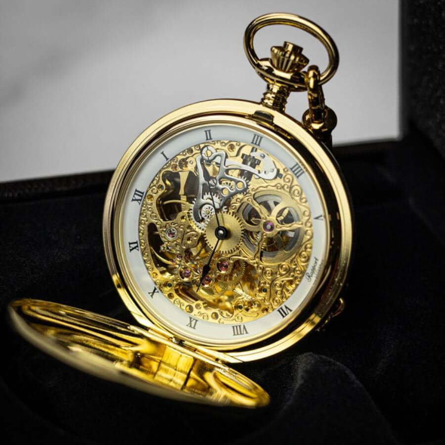 Đồng hồ quả quýt cổ điển lộ cơ (skeleton pocket watch) với mặt kính trong suốt, phô diễn bộ máy cơ khí phức tạp và tinh xảo bên trong, minh chứng cho nghệ thuật chế tác đồng hồ.