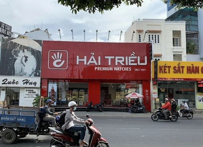 Không gian trưng bày đồng hồ rộng rãi tại Đồng hồ Hải Triều Gò Vấp