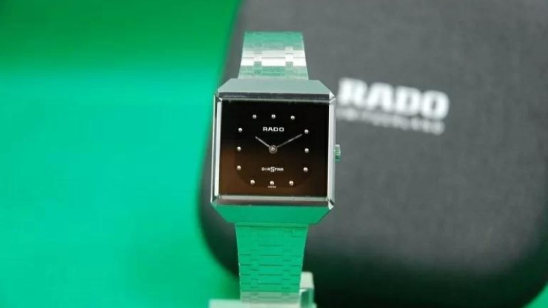 Vẻ ngoài thanh lịch của đồng hồ Rado cá ngựa cổ mặt vuông