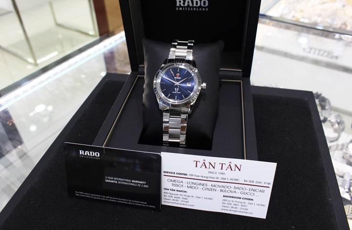 Đồng hồ nam dây đá ceramic Rado Golden Horse R33101204 trên cổ tay nam giới.