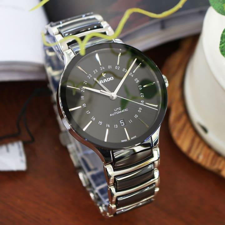 Đồng hồ nam dây đá ceramic Rado R30166152 trên cổ tay, thanh lịch.