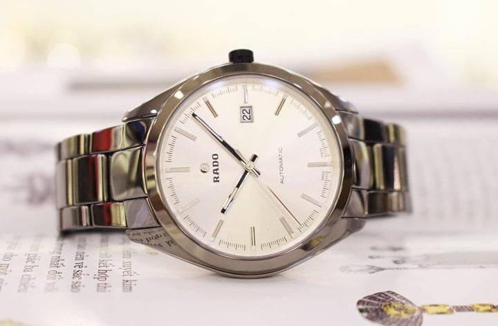 Đồng hồ nam dây đá ceramic Rado HyperChrome R32272102 màu xám metallic độc đáo.