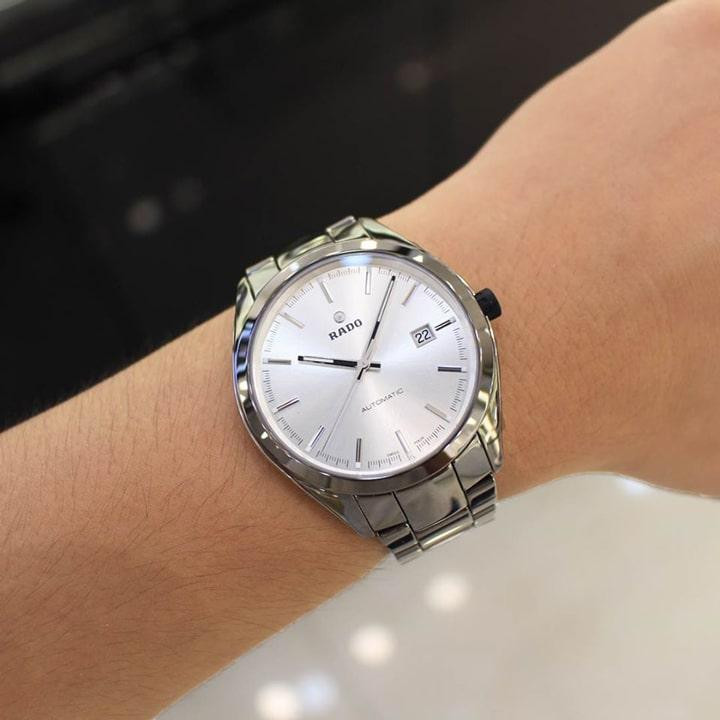 Phong cách của đồng hồ nam dây đá ceramic Rado HyperChrome R32272102 khi đeo.