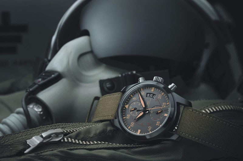 Phiên bản đồng hồ Revue Thommen Aviator với dây da và kim loại