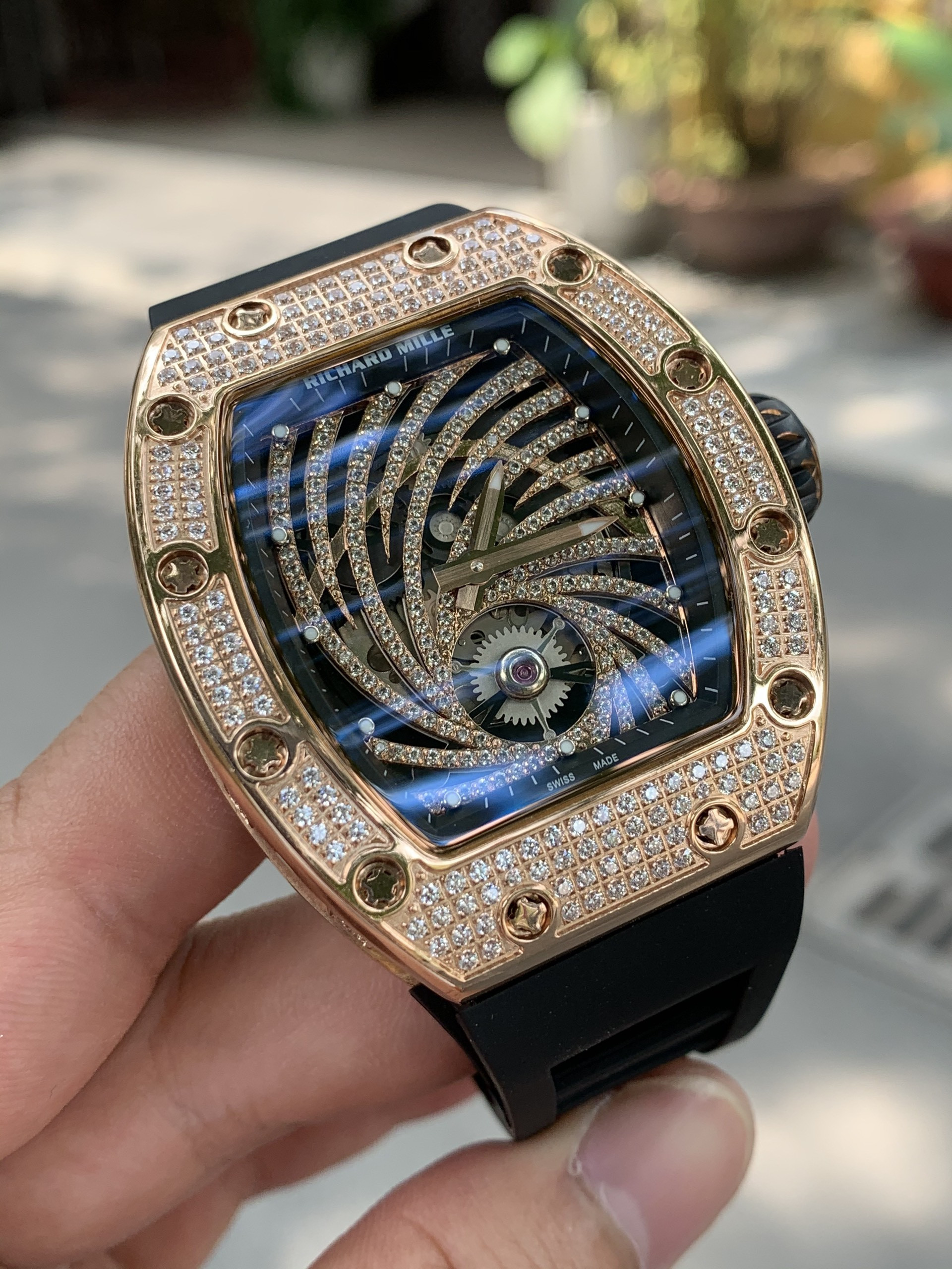 Phong cách đồng hồ nam đính kim cương nhân tạo