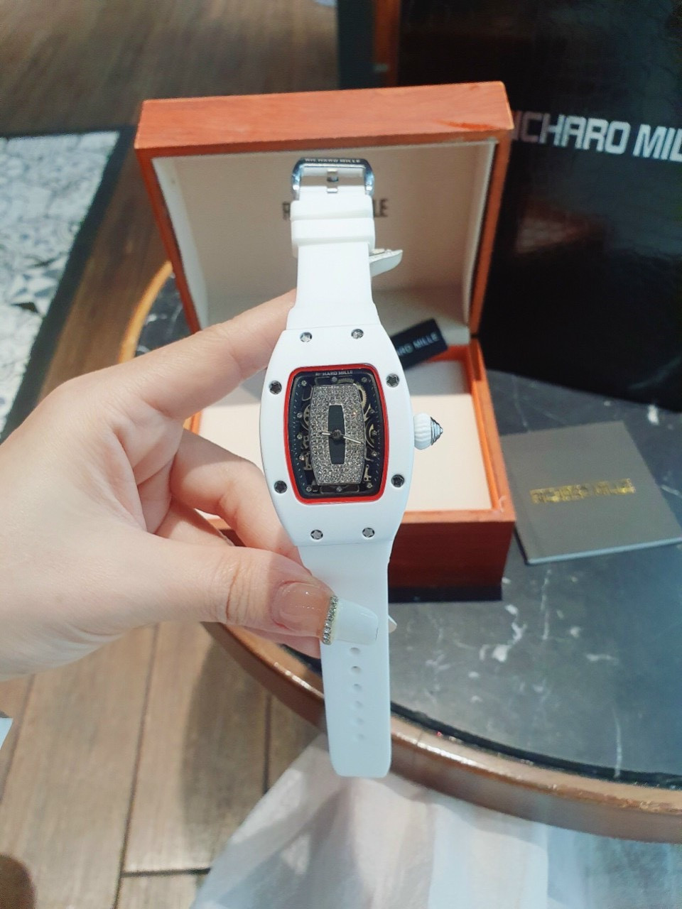 Đồng hồ nữ Richard Mille giá rẻ màu đen mạnh mẽ