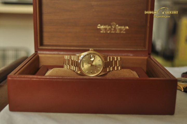 Đồng hồ Rolex vàng nguyên khối 18038 với mặt số và bộ vỏ vàng đúc 18K sang trọng.