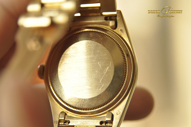 Vật liệu vàng đúc 18K bền bỉ trên các chi tiết của đồng hồ Rolex vàng nguyên khối.