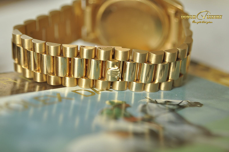 Mặt số đính kim cương của đồng hồ Rolex vàng nguyên khối 18038 tạo điểm nhấn xa hoa.