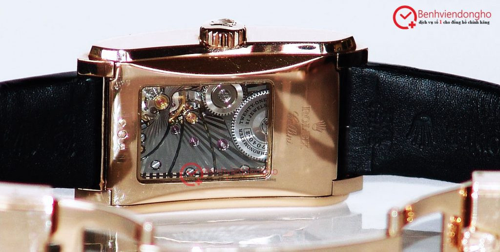 Mặt đáy kính sapphire của Rolex Cellini Prince, phô diễn chi tiết bộ máy lên cót tay của đồng hồ cơ lộ máy Rolex nguyên bản