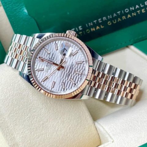 Đồng hồ Rolex Datejust 126231 mặt số trắng dập nổi, một trong các dòng đồng hồ của Rolex được ưa chuộng
