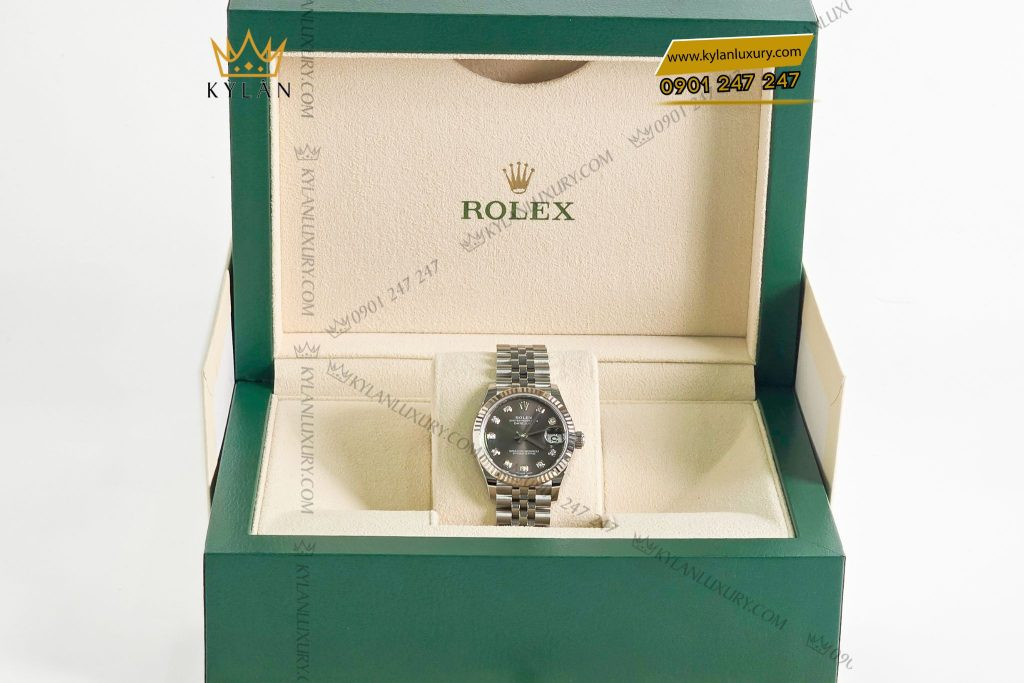Cận cảnh mặt số xám đen của đồng hồ Rolex Datejust nữ, với các cọc số đính kim cương.