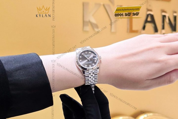 Đồng hồ Rolex Datejust nữ mặt đen xám, dây đeo Jubilee sang trọng, chụp cận cảnh.