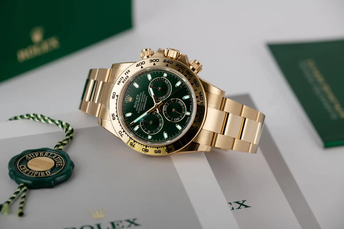 Mẫu đồng hồ Rolex Daytona 116508 vàng 18K với mặt số màu xanh lá cây độc đáo, biểu tượng của sự xa hoa và đẳng cấp.