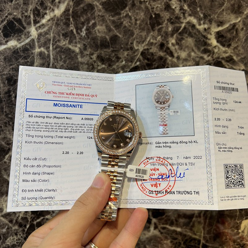 Đồng hồ Rolex Fake Replica mặt số xanh trên tay người đeo