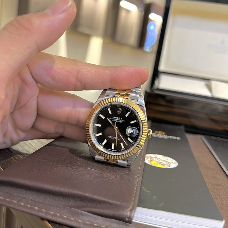 Hai chiếc đồng hồ Rolex Fake Replica với mặt số đen và xanh