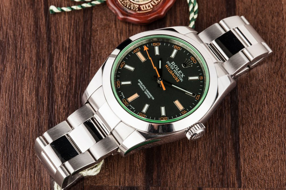 Rolex Milgauss 116400GV với mặt kính sapphire xanh lá, mẫu đồng hồ chống từ trường thuộc các dòng đồng hồ của Rolex