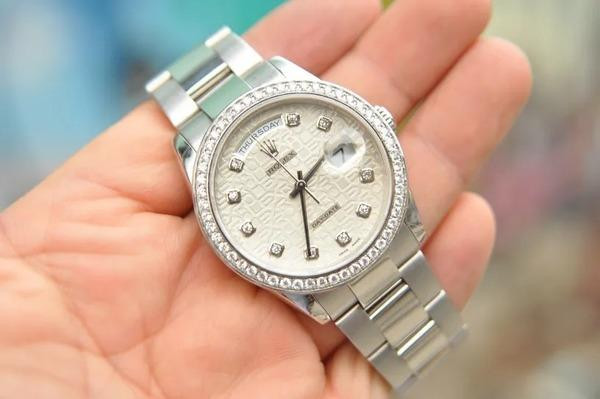 Dây đeo President và mặt số tinh xảo của đồng hồ Rolex nam Day-Date đính kim cương
