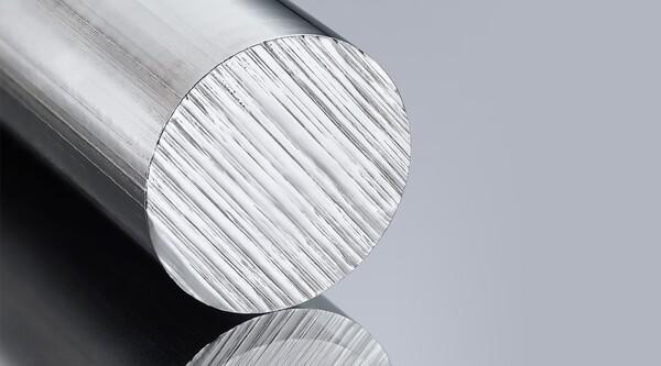 Sự kết hợp tinh tế giữa vàng trắng và thép Oystersteel trên đồng hồ Rolex nam đính kim cương