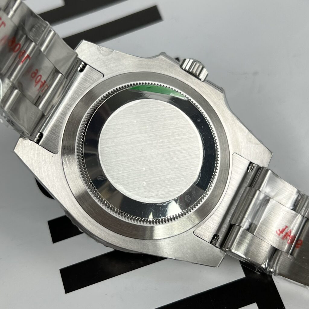 Đồng hồ Rolex cao cấp Thụy Sỹ chụp từ góc nghiêng, nổi bật vành bezel xoay