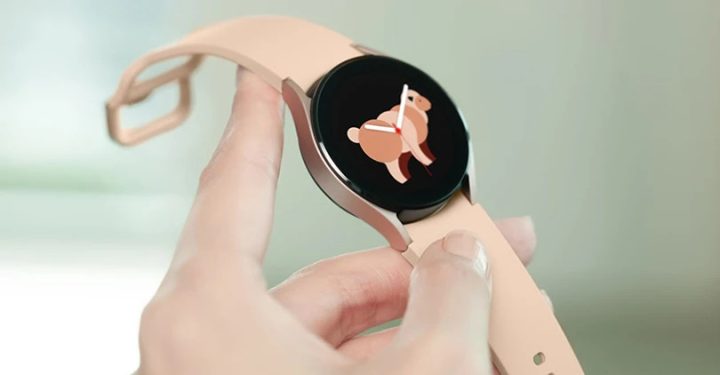Đồng hồ thông minh Samsung Galaxy Watch 4 cũ màu hồng trên tay
