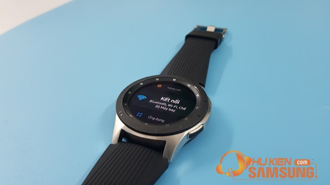Đồng hồ Samsung Galaxy Watch 46mm trên tay, thể hiện khả năng kết nối đa dạng và tiện ích