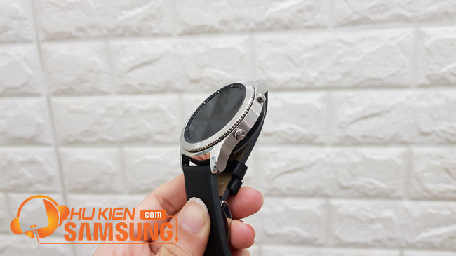 Người dùng trả lời cuộc gọi trên đồng hồ Samsung Gear S3 Classic