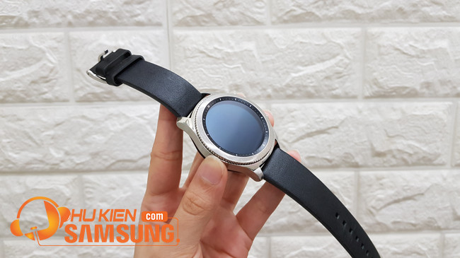 Đồng hồ Samsung Gear S3 Classic hiển thị tính năng theo dõi nhịp tim