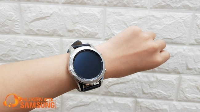 Đồng hồ Samsung Gear S3 Classic trên cổ tay