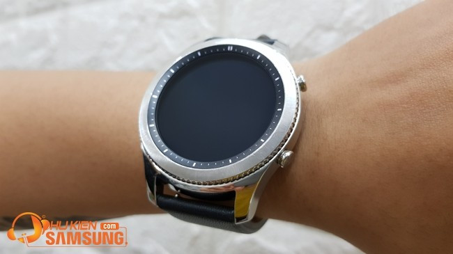 Cận cảnh viền xoay và nút bấm của đồng hồ Samsung Gear S3 Classic