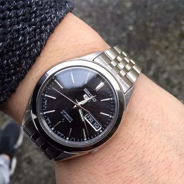 Seiko 5 nam SNKL23J1 với vẻ đẹp cổ điển và bền bỉ