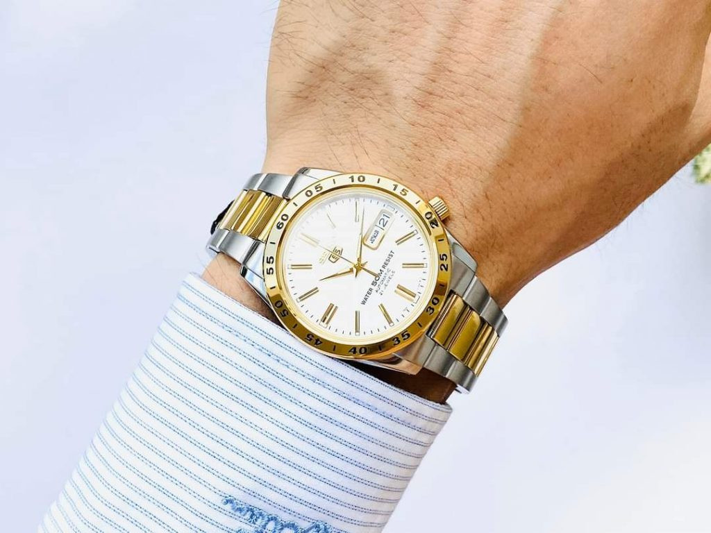 Hình ảnh đồng hồ đeo tay Seiko Automatic SNKE04K1 chính hãng khi đeo trên cổ tay, phong cách nam tính