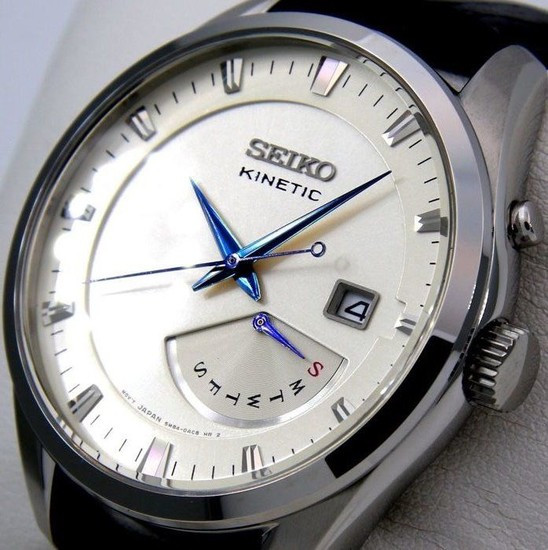 Đồng hồ Kinetic Reg hiển thị mức năng lượng dự trữ