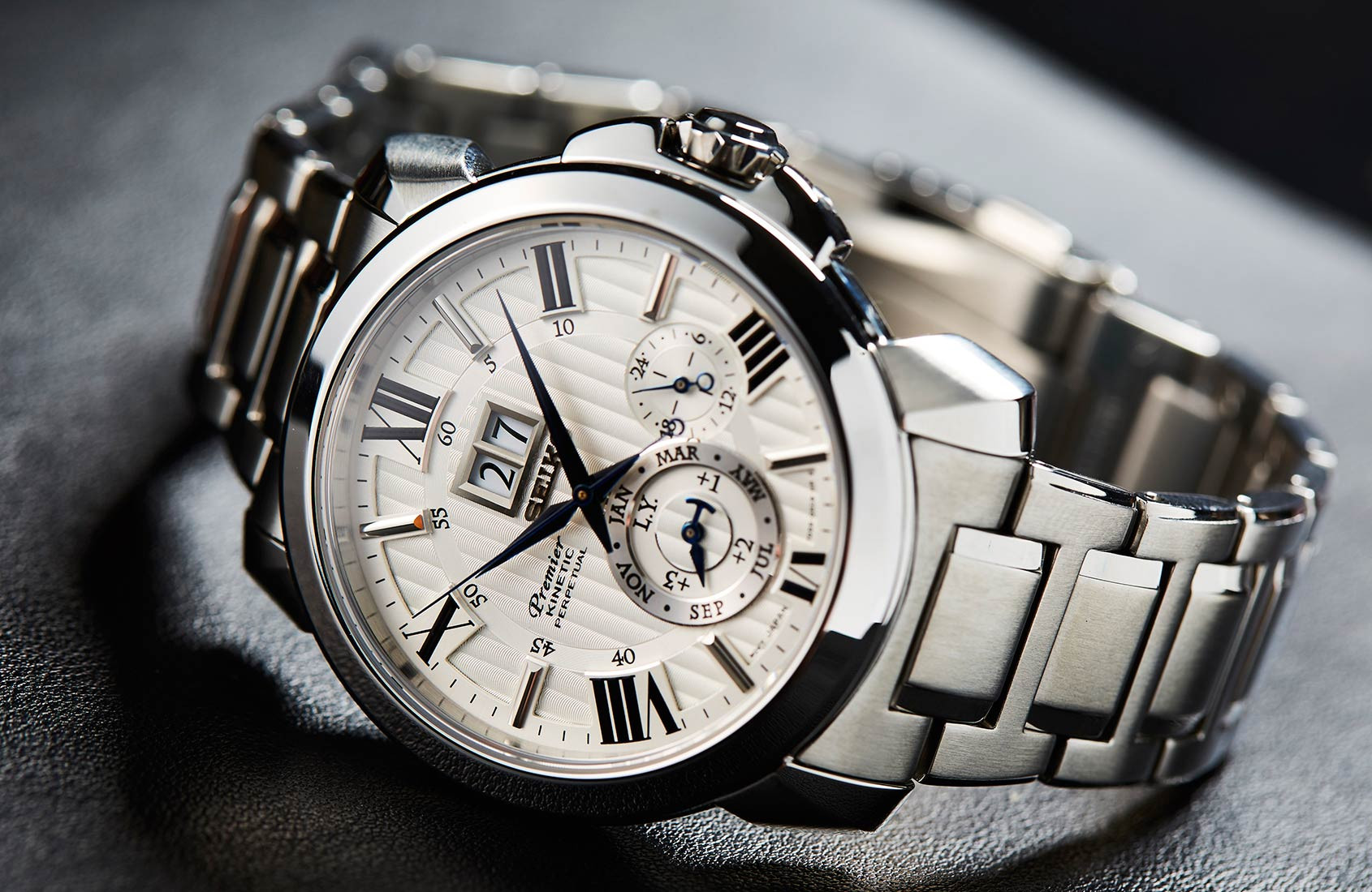 Đồng hồ máy Kinetic của Seiko với logo thương hiệu nổi bật