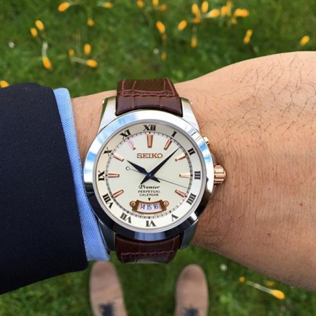 Mặt số đồng hồ Seiko Premier Perpetual Calendar với các chi tiết tinh xảo