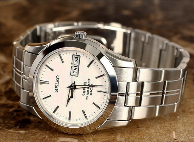 Đồng hồ Seiko Solar 100M nam với thiết kế tinh tế, kim loại bạc