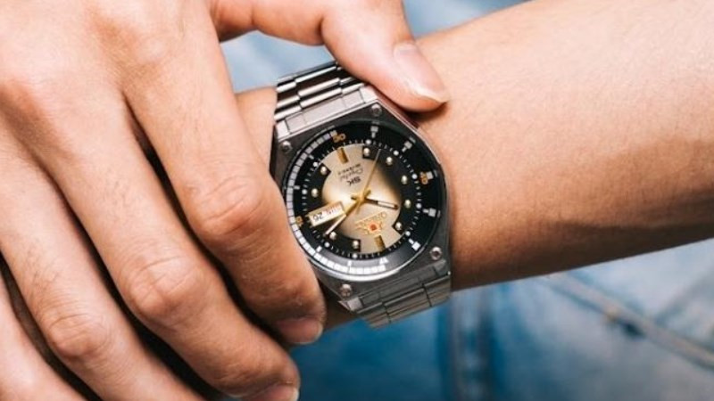 Tránh va đập và rơi rớt để bảo vệ đồng hồ SK trong quá trình sử dụng
