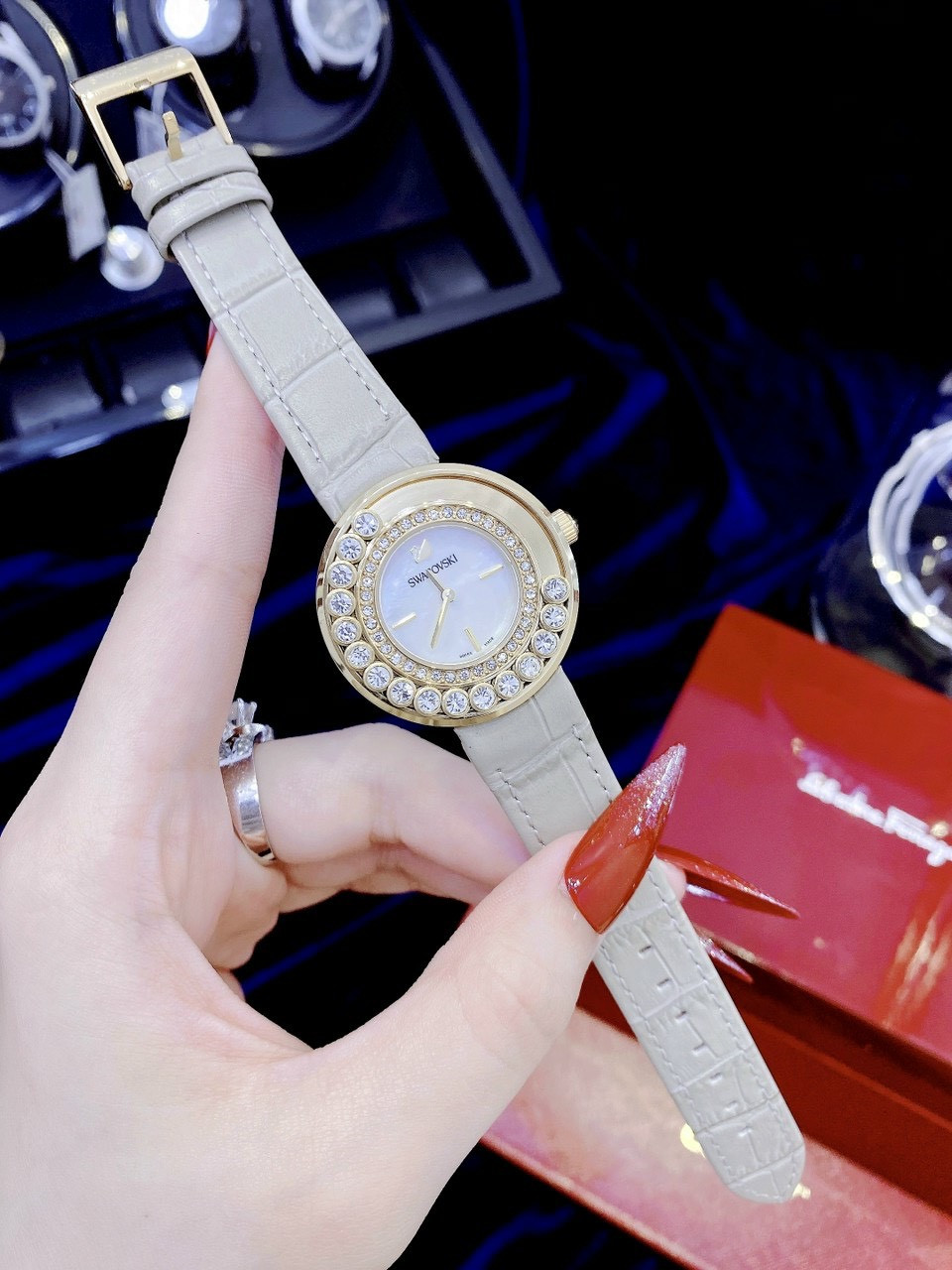 Cận cảnh thiết kế sang trọng của đồng hồ Swarovski nữ mặt tròn