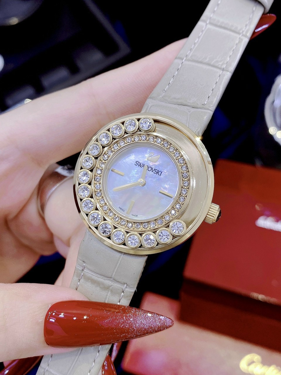 Chi tiết mặt đồng hồ và các viên pha lê trên đồng hồ Swarovski nữ mặt tròn đính đá