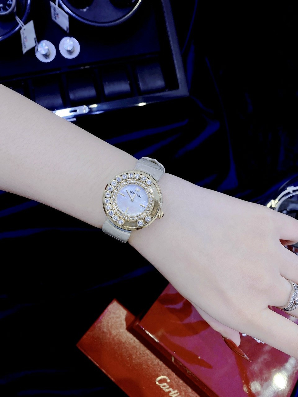 Phong cách hiện đại của đồng hồ Swarovski nữ mặt tròn trên tay