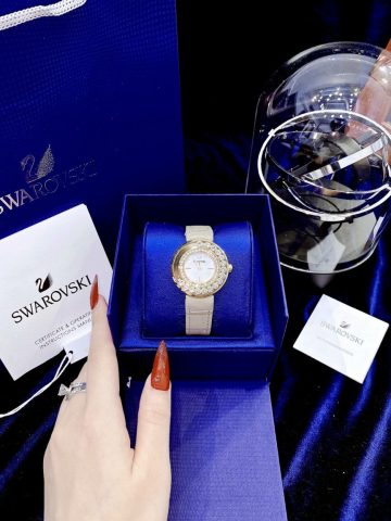 Đồng hồ Swarovski nữ mặt tròn với dây da cao cấp
