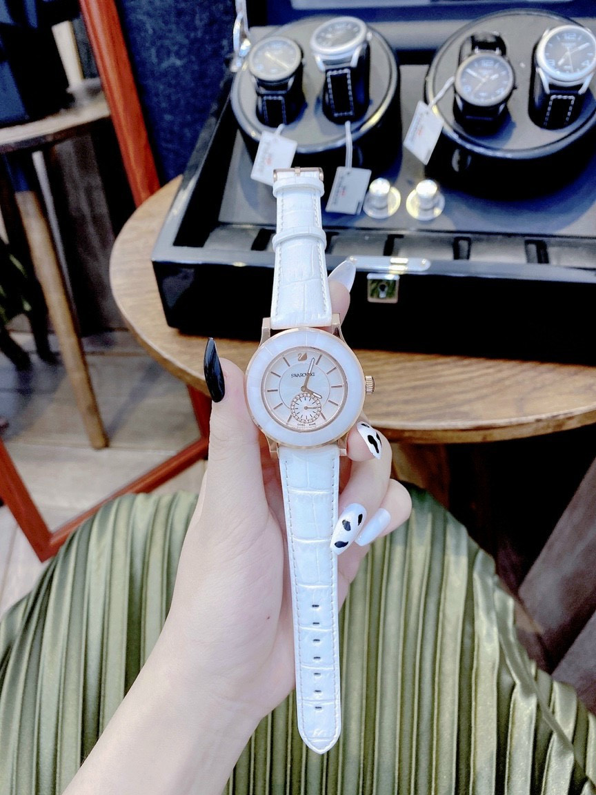 Mẫu đồng hồ Swarovski nữ dây da màu trắng với thiết kế đính đá lấp lánh