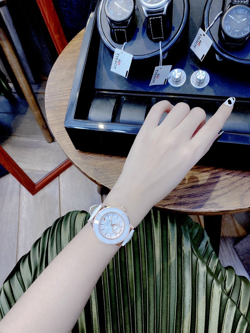 Đồng hồ Swarovski nữ mặt tròn với dây da sang trọng, tôn lên vẻ đẹp thanh lịch