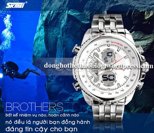 Người dùng thao tác với đồng hồ bấm giờ thể thao chuyên dụng, thể hiện thiết kế nhỏ gọn và tiện lợi