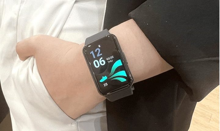 Đồng hồ Samsung Galaxy Fit3 với nhiều màu sắc thời trang, lựa chọn lý tưởng cho đồng hồ theo dõi sức khỏe cho nữ.