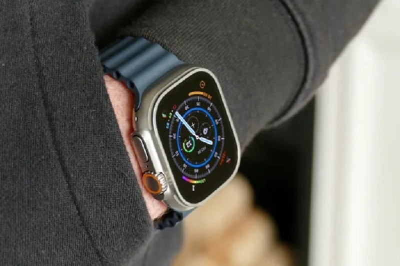 Đồng hồ Apple Watch Ultra 2 với thiết kế viền Titanium ấn tượng, mang lại trải nghiệm cao cấp cho đồng hồ theo dõi sức khỏe cho nữ.