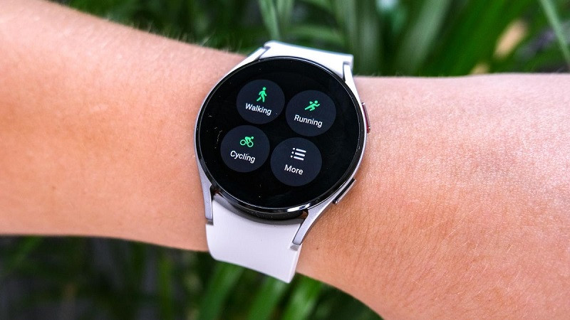 Đồng hồ Samsung Galaxy Watch 5 với khả năng chống nước 5ATM, phù hợp làm đồng hồ theo dõi sức khỏe cho nữ năng động.