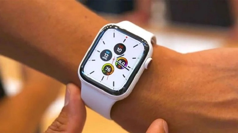 Apple Watch SE với tính năng phát hiện va chạm, một lựa chọn an toàn trong các loại đồng hồ theo dõi sức khỏe cho nữ.