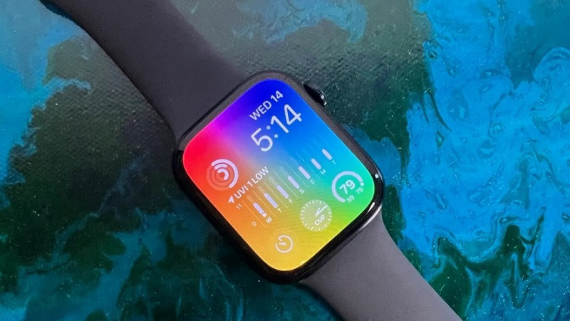 Apple Watch Series 8 với màn hình lớn, sắc nét, giúp phái đẹp dễ dàng theo dõi chỉ số từ đồng hồ theo dõi sức khỏe cho nữ.